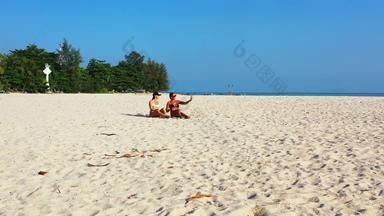 美丽的有趣的女性假期太阳海滩阳光明媚的蓝色的白色沙子背景